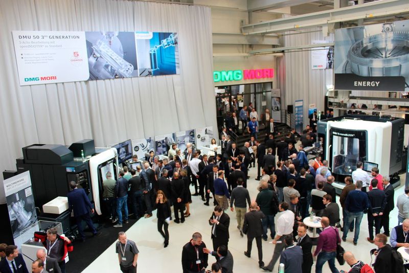 Wie jedes Jahr herrscht gute Stimmung unter den Gästen der traditionellen Hausausstellung von DMG Mori in Pfronten. (Sonnenberg)