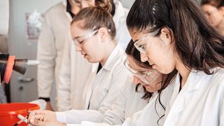 Spannende Experimente machen MINT-Berufe interessant. (Fraunhofer Gesellschaft)