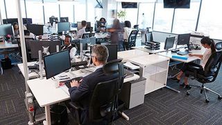 Viele finden es schwierig, sich wieder an die Arbeit im Büro mit weniger Privatsphäre zu gewöhnen. (Bild: © – Monkey Business – stock.adobe.com)