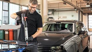 In der Werkstatt kennt man den Herstellungsprozess der Ersatzfrontscheibe nicht. Deshalb empfiehlt es sich, so zu arbeiten, als wäre die Scheibe mit Silikon und anderen Verunreinigungen kontaminiert. (Bild: Henkel)