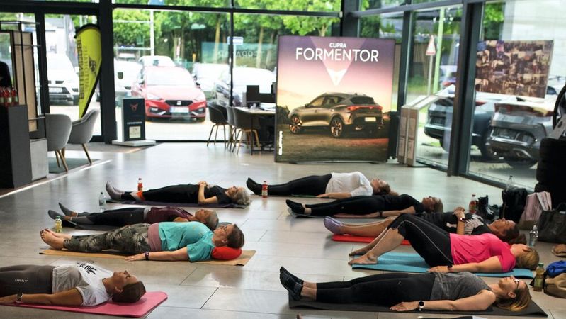 Im Angesicht des Formentor: Yoga-Stunde im Autohaus Bellendorf.(Bild:  Autohaus Bellendorf)