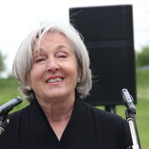 Unternehmerin Renate Pilz bedankt sich anlässlich des Spatenstichs bei allen Verantwortlichen dafür, dass nun mit dem Bau des Peter Pilz Produktions- und Logistikzentrums in Ostfildern begonnen werden kann.