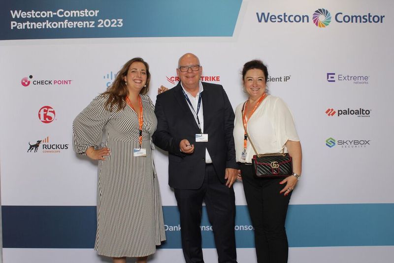 (V. li.) Sarah Pöstgens (Extreme Networks), Robert Jung (Westcon) und Barbara Weremijewicz (Extreme Networks).  (Bild: Westcon-Comstor)