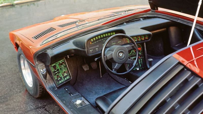 Der Turbo verfügt über Radarsensoren zur Warnung vor Auffahrunfällen. Die Bodengruppe stammt von der 02-Baureihe. Im Innenraum zeigte BMW zum ersten Mal die leicht zum Fahrer geneigte Mittelkonsole. (Bild: BMW AG)