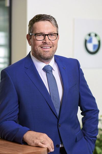 Alexander Eras leitet ab dem 1. Juli 2018 das BMW-Werk Eisenach. Der 45-Jährige kam 1997 zur BMW Group und arbeitete in verschiedenen Positionen an den Standorten Dingolfing, München sowie in England. In München leitet er aktuell die zentrale Funktion „Produkt- und Prozessplanung Karosseriestruktur Frühe Phase“. Eras folgt auf Michael Eckl, der ins englische Oxford wechselt und dort die Verantwortung für den Bereich der „Lackierten Karosserie“ übernimmt. Dieser umfasst die Technologien Presswerk, Karosseriebau und Lackiererei. (BMW)