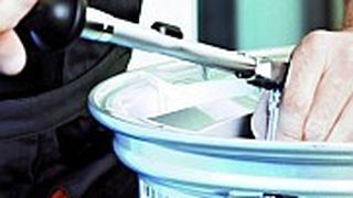 Montage eines Reifendrucksensors: Spätestens Ende 2014 gehört das zur Werkstattroutine. (Foto: Continental)