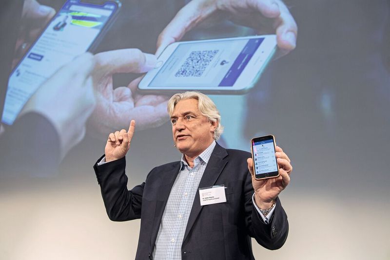 Moderator Dr. Heiko Visarius hielt die Besucher zum Networking an und gab wertvolle Tipps auch für digitale Konnektionen. (Thomas Entzeroth)