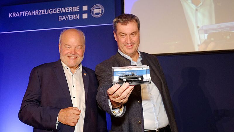 Albert Vetterl (links, Bayerisches Kraftfahrzeuggewerbe) und Bayerns Ministerpräsident Markus Söder anlässlich des Sommerempfangs des Bayerischen Kraftfahrzeuggewerbes.(Bild:  Zietz - VCG)