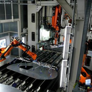 Ein Blick in die Fertigung: Die neuen Crossbar-Feeder von Schuler transportieren die Teile von einer zur nächsten Pressenstufe.