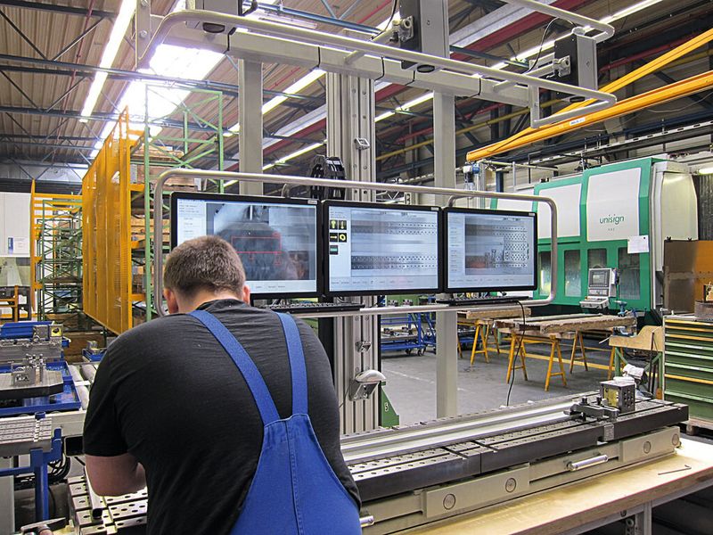 Bild 5: Visuelles Montageassistenzsystem für große Bearbeitungszentren mit drei Bildschirmen.  (Bild: Kolbus)