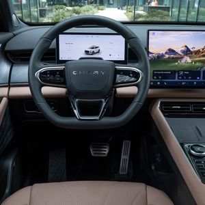 Der Innenraum des Tiggo 9 ist im typisch chinesischen E-Auto-Layout gehalten.(Bild:  Harald Dawo/Chery)