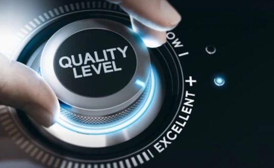 Haben Sie bisher auch nur manuell an der Qualitätsschraube in der Produktion gedreht? Dann gibt es gute Nachrichten vom Fraunhofer-IEM! Denn dort hat man zumindest für das Setzen von Spreizmuttern ein KI-Basiertes System entwickelt, das auf der Hannover Messe gezeigt wird.(Bild:  J. Pourivan)