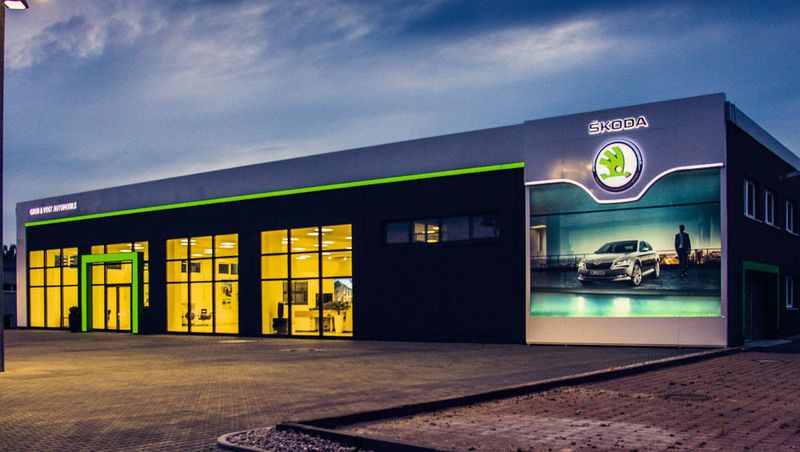 Die Neubauten von Skoda sollen Passanten zu jeder Tages- und Nachtzeit ansprechen. Im Bild: Groß + Vogt in Schneeberg. (Groß + Vogt)