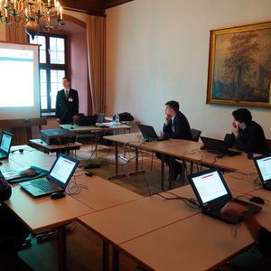 Am Nachmittag des zweiten Tages versuchten sich einige Teilnehmer selbst an der Simulation. Das Ziel war es, eine Förderanlage für Erz in Bezug auf Durchsatz, Bauraum, Verlust und Bruch zu optimieren.(Bild:  Mühlenkamp)