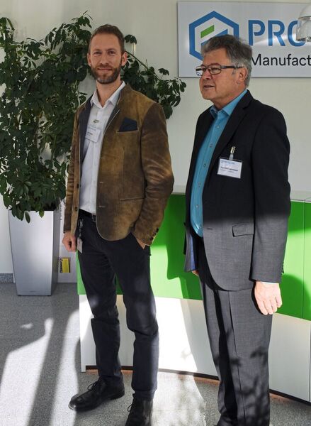 Daniel Cohn, Geschäftsführer von Protolabs Deutschland, (links) mit dem Bürgermeister von Putzbrunn, Edwin Klostermeier, bei der Eröffnung des 3D-Druck-Zentrums. (Simone Käfer)