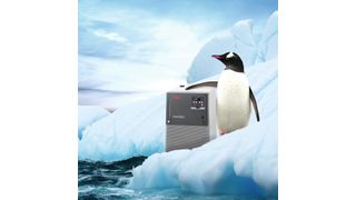 Umwälzkühler als kostensparende und umweltverträgliche Kühllösung im Forschungslabor (Huber; ©MyWorld - stock.adobe.com [M] GötzelHorn)