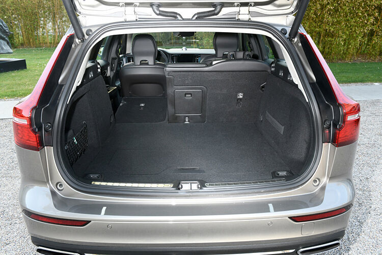Obwohl der V60 mit 4,76 Metern Länge 18 Zentimeter kürzer ist als sein großer Bruder V90, und in der Seitenansicht sportlich ansteigt, passen 529 bis 1.441 Liter in den Kofferraum – und damit mehr als in das SUV-Pendant XC60. (Volvo)