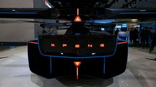 Der chinesische Autohersteller Xpeng zeigt auf der CES in Las Vegas ein fliegendes Fahrzeug – den „eVTOL“. (Bild: picture alliance / Anadolu)