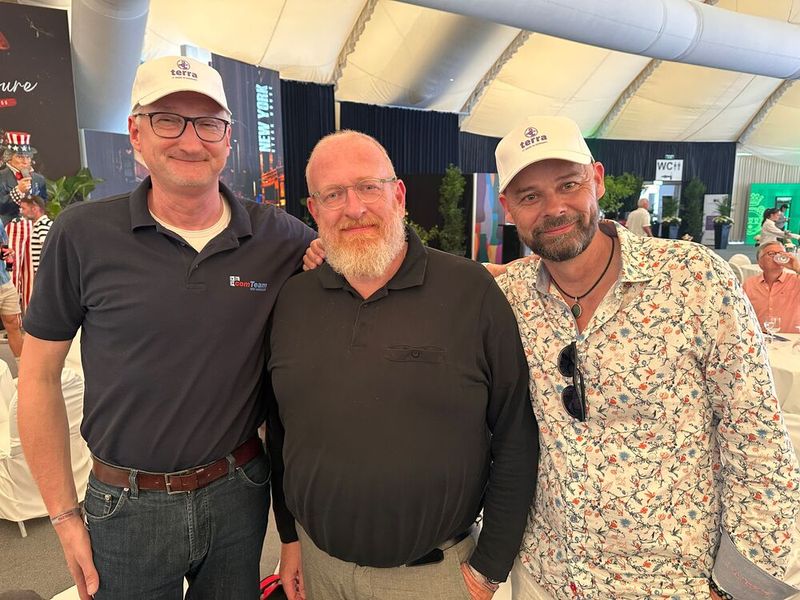 Das comTeam Team genießt das Turnier (v. l.) Michael Seebach, Jörn Beckmann und Sven Glatter. (Bild: Vogel IT-Medien)