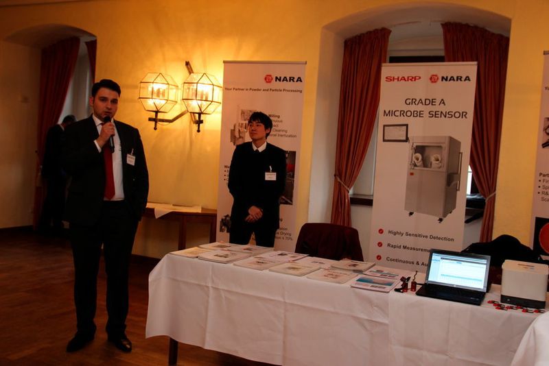 Um die Pulververarbeitung, sei es das Trocknen, das Partikeldesign oder das Zerkleinern, geht es bei Nara Machinery. Im Bild links Mile Duvnjak bei der Ausstellerpräsentation. (PROCESS)