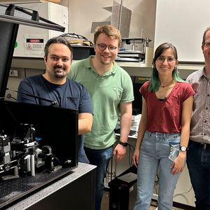 Teil des Forschungsteams, von links nach rechts: Dr. Mostafa Aakhte, Dr. Lennart Roos, Aleyna M. Diniz, Prof. Dr. Jan Huisken(Bild:  Tobias Moser)