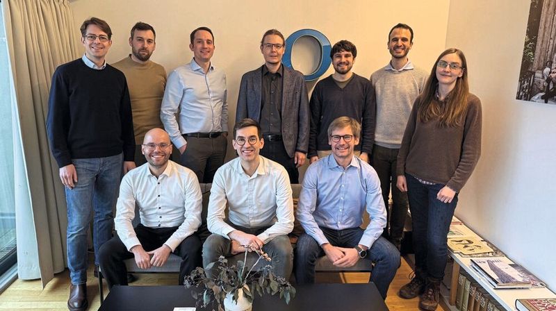 Gruppenbild der Teilnehmenden am Kick-off-Meeting des Projekts snaQCs2025 am 14. Januar 2026 in Köln. V. l. n. r.: Florentin Reiter (Fraunhofer IAF), Carsten Zwilling (point8), Sascha Heußen (neQxt), Florian Kruse (point8), Roman Bansen (neQxt), Nikolas Knake (VDI TZ), Jesko Merkel (point8), Tobias Nauck (Fraunhofer IAF), Edoardo Carnio und Lina Vandré (beide neQxt). (Bild:  © Markus Speie)