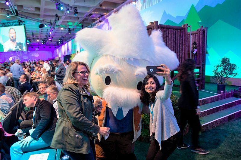 Für ein Selfie ist immer Zeit: Einstein als Maskottchen. (© 2016 by Jakub Mosur Photography / Salesforce)