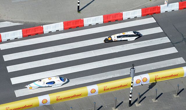 Die Teams aus Toulouse (2, Frankreich) und Tampere (4, Finland) auf ihrem Weg durch Rotterdam, vor dem Ahoy Center. (Ermindo Armino/AP Images for Shell)