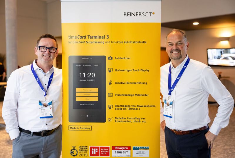 Reiner Stumpf und Thomas Peter von Reiner SCT an ihrem „Stand“. Die geplante Zeiterfassung sorgt für Nachfrage bei der TimeCard. (Bild: Kiwiko/Jörg Farys)
