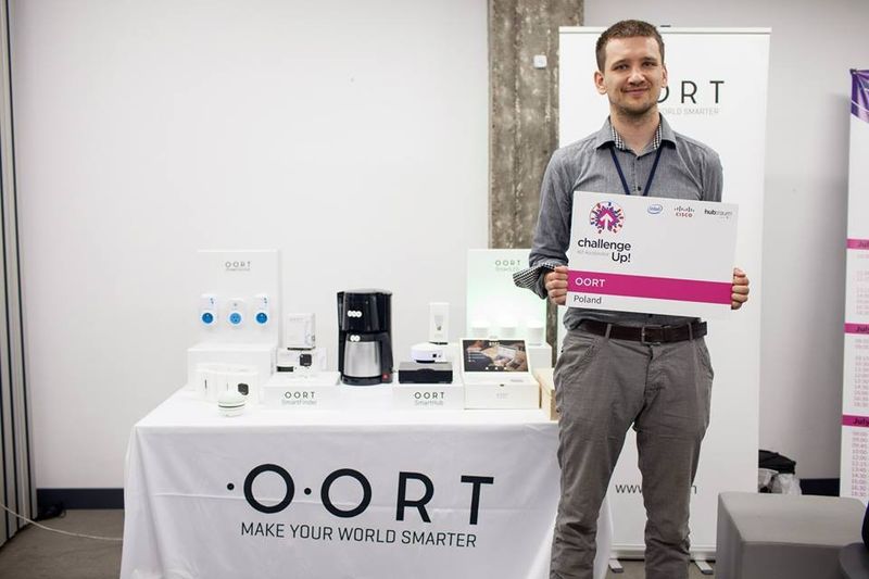 Die bereits zum Patent angemeldete einzigartige OORT-Technologie aus Polen ermöglicht den Aufbau eines offenen Ökosystems aus intelligenten Geräten, Sensoren, Mobilfunk-Software & Cloud-Plattform. Auf dieser technischen Grundlage hat die Gesellschaft das erste Smart Home-System auf Basis von Bluetooth Smart entwickelt, das unabhängig vom Hersteller oder verwendetem Betriebssystem über jedes internetfähige Gerät gesteuert werden kann. (Intel)
