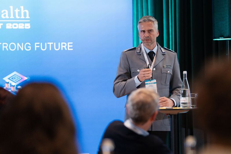 Nachwirkende letzte Keynote: Zum Abschluss des ersten Summit-Tages sprach Dr. Benny Schulz, Oberstarzt, Unterstützungskommando der Bundeswehr Lage- und Führungszentrum, über das Gesundheitslagebild und die Patientensteuerung in Friedens- und Krisenzeiten. (Bild: Manuel Emme)
