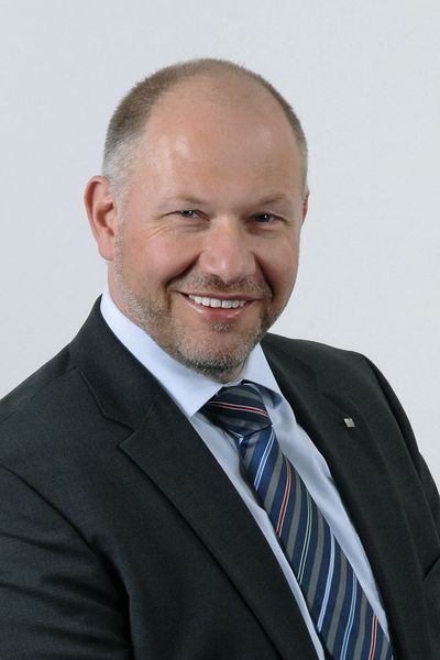 >> Swissmechanic ist über die Verschiebung des Messetermins von Prodex und Swisstech nicht erfreut. Insbesondere wie diese Verschiebung begründet wurde, gibt zu denken. Welchen Stellenwert haben diese Messen für den Messeplatz Basel? Unser Verband wird sich zum Thema Schweizer Zuliefermesse in jedem Fall Gedanken machen und es ist noch offen, wie wir bzw. unsere Mitglieder zum neuen Termin stehen und ob er angenommen wird. 