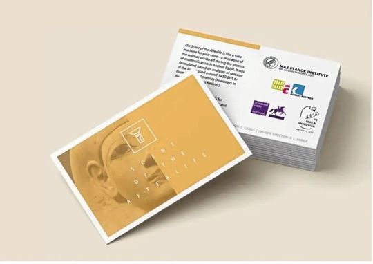 Duftkarte „Der Duft des Jenseits“. Die Essenz des reproduzierten Duftes wird mittels Duftdruck in das Papier eingebracht. (Copyright: Ehrich SC, Calvez C, Loeben CE, Dubiel U, Terp Laursen S and Huber B(2026) From biomolecular traces to multisensory experiences)(Bild:  Michelle O’Reilly)