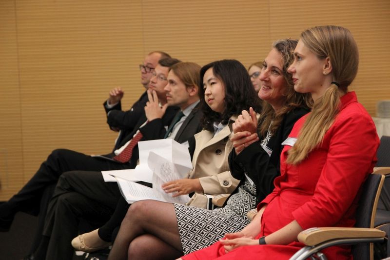 Auch in der ersten Reihe herrscht gute Stimmung. (Bild: Schäffner/PROCESS)