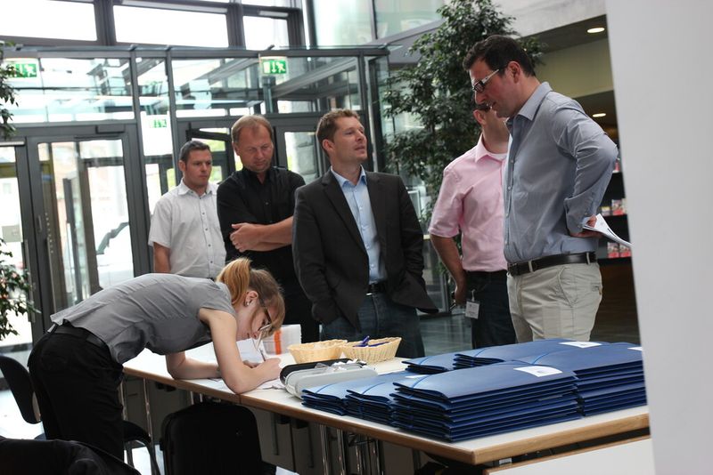 Markus Hipp (re.), Mitglied im Programmausschuss, checkt mit Mitarbeitern ein. (Bild: Castagna)