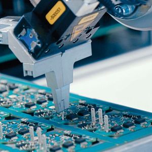 Das Bild zeigt einen Greifer der Serie GPP5000 bei der Platinenbestückung.(Bild:  Bachmann Engineering AG)