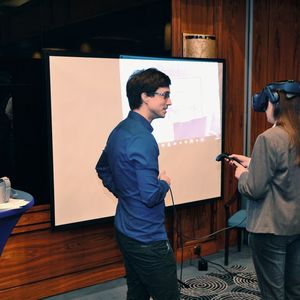 Eine Demonstration von VR-Technologie bot das Unternehmen eretec an.(Bild:  LABORPRAXIS)