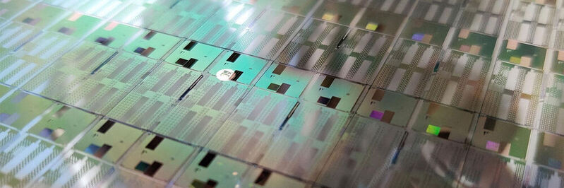 Chips auf Silizium-Wafer: In zwei Projekten entstehen modulare, skalierbare Quanten­computer auf Ionenfallen-Basis. Mehrere Chips werden dabei zu einer universellen Quantencomputer-Architektur vernetzt. 