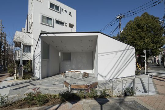 „Dies ist ein Gemeinschaftsraum, der zufällig auch Toiletten hat", so beschreibt der Designer Miles Pennington seinen Entwurf der öffentlichen Sanitäranlage. Ein zum Teil überdachter Außenraum bietet hier Platz für eine flexible Nutzung. (Standort: Hatagaya/Designer: Miles Pennington / DLX Design Lab) (Bild:  Foto: The Nippon Foundation / TOTO Ltd.)