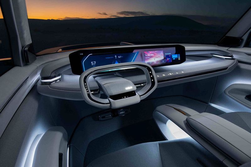 Das Cockpit hat ein Riesendisplay und ein O-förmiges Lenkrad. (Bild: Kia)