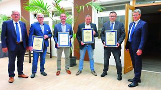 Präsident Karl-Heinz Bley zeichnete Dietrich Hoyne, Eike Strohmann, Stefan Pingel und Markus Ahrens (von links) jeweils mit der ZDK-Ehrennadel aus. Geschäftsführer Christian Metje (rechts) gratulierte. (Zietz/»kfz-betrieb«)