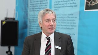 Dr. Horst Zuse, Informatik-Professor und ältester Sohn von Konrad Zuse, führte regelmäßig den Z3-Nachbau im Rechenbetrieb vor und erläuterte anschaulich die Funktionsweise  (Bild: Finder)