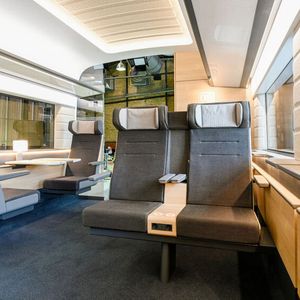 Die Sitze der 1. Klasse sind breiter geworden. Statt Leder gibt es nun auch dort Stoffbezüge.(Bild:  Deutsche Bahn AG / Max Lautenschläger)