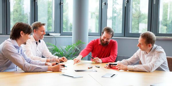 Zu den Gründungsmitgliedern von Code-Shield gehören (von links nach rechts) Dr. Johannes Späth, Prof. Bodden vom Fraunhofer Institut IEM, Manuel Benz sowie Andreas Dann. (Bild:  Code-Shield)