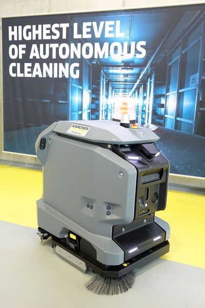 Anders als andere Reinigungsroboter reinigt der Kira B 50 nicht nur autonom beliebige Flächen. Er führt auch das Befüllen des Frischwassertanks, die Entleerung und das Spülen des Schmutzwassertanks sowie das Laden des Akkus selbstständig durch. (Bild: Dominsky – VCG)