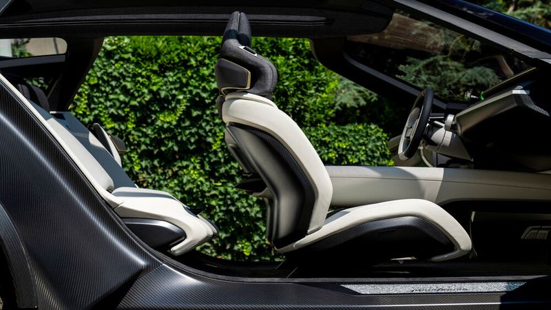 Der Verzicht auf B-Säulen erlaubt einen besonders luftigen Einstieg ins Innere. (Bild: Pininfarina)