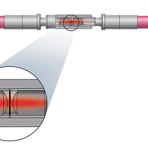Der Linsensteckkontakt Size 12 nutzt die „Expanded Beam Optical“-Technologie, um auch in rauen Umgebungen zuverlässige Glasfaser-Verbindungen zu schaffen.(Bild:  Rosenberger-OSI GmbH & Co. OHG)