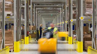 Im Multi-User-Zentrum von Rhenus nahe dem Duisburger Binnenhafen werden jetzt Springlane-Produkte gelagert und kommissioniert. (Bernd Hiepe)