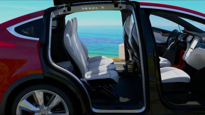 Sie können also Taschen und andere Utensilien unter den Sitzen verstauen. So bleibt der Fußraum für die Füße frei.  (Tesla)
