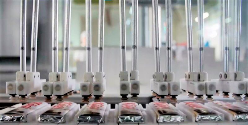 Der Schweizer Schokoriegelherstellers Kägi hat sich das Ziel gesetzt, bis 2024 vollständig digitalisiert zu produzieren. Ein wichtiger Schritt darauf zu ist die automatisierte Produktionsplanung. Unterstützt wird Kägi von der axeed AG.
